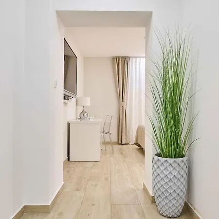 לינה וארוחת בוקר Location 4*