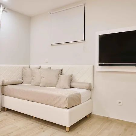 לינה וארוחת בוקר Location 4*