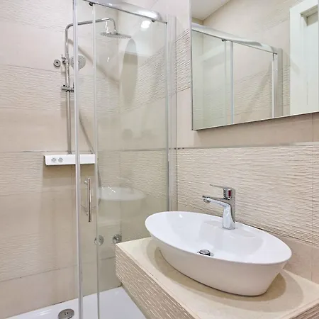 לינה וארוחת בוקר Location 4*